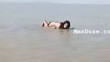 A young fisherman fucks his naked GF in the ocean