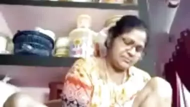 Desi mature aunty in saree live dirty pussy XXX show video