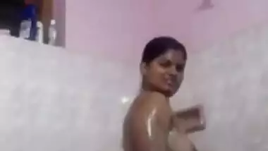 Desi chick makes XXX show in her bathroom and puts black lingerie on