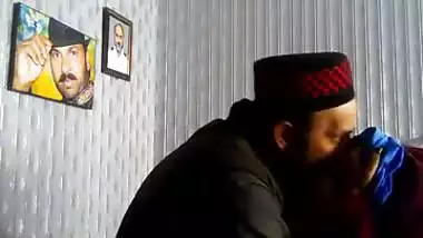 Maulana fucks an 18-year-old girl in Pakistani sex MMS