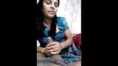 Mature punjabi aunty sucking her lover’s dick