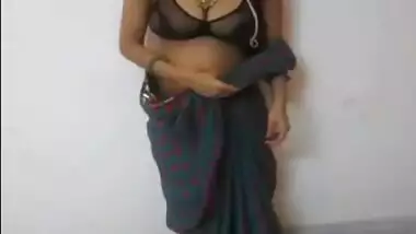 Desi52 aunty expose her big boobs in blue saree
