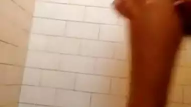 Sexy Desi Girl bathing vdo