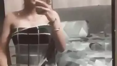 Desi girl nude pics and mirror selfie viral video
