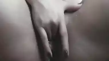 Hot Indian Bahabi Fingering Her Pussy And Squirting Juicy