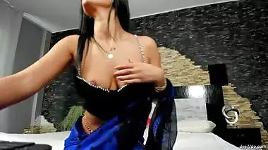 Hottie in Saree showing her boobs