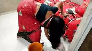 Red saree kamwali bai sunita sex video
