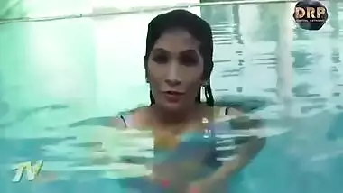 Trainer Ne Kari Ghar Akar Bathroom Me Chudai With Indian Bhabhi