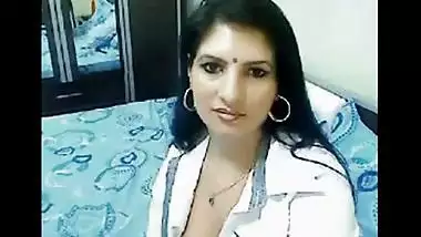 Gorgeous NRI babe online cam sex scandal