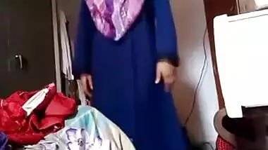 Desi girl removing hijab and showing nude body