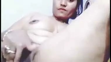 Indian bhabi fing her hot puussy and make video