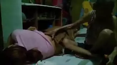 Chudai Video Of Horny Sasur Stripping Bahu’s Saree