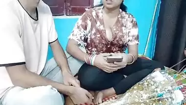 Big boob bhabhi gets parcel by paying with her pussy