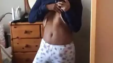 sexy desi babe showing her hot naval abs short