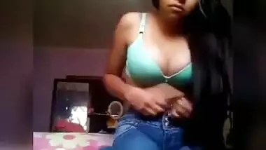 Alluring Desi girl isn't in a hurry to show boobs in the porn video
