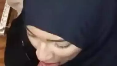 Muslim maid sucks for money