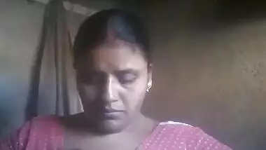 Village Bhabhi Showing Boobs and rubbing pussy