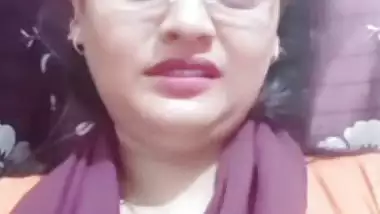 MILF in glasses fingering her horny pussy in nude call