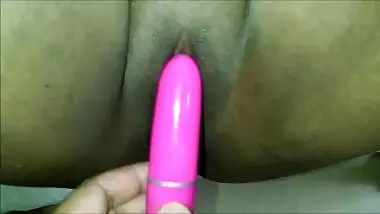 playing with Girlfriend pussy with dilo