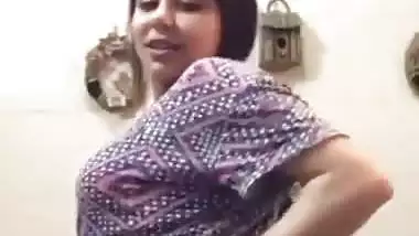 Curvy Aunty Squeezing her own Gaand for her Bf