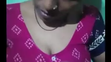 Hot bhabhi homemade hot cleavage expose in bare blouse.