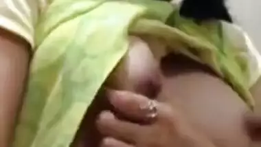 Desi Girl Showing boob