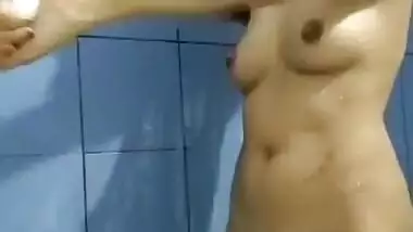 Super Cute Desi Babe Full Nude Bath