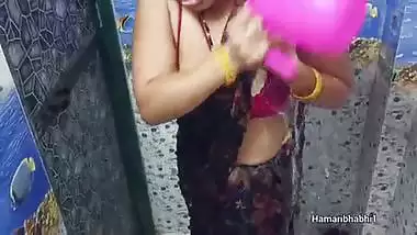 Indian hot desi sexy bhabhi bathing.