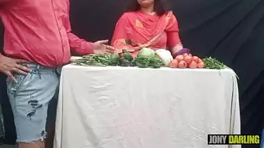 Sabji vechne Waali ko khule bazaar mein hi chod diya, real indian sex video by jony darling