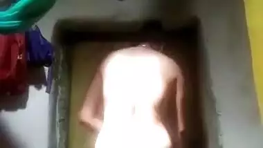 Village sexy bhabhi bathing and making a video