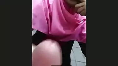 Desi hijab girl suck her boyfriend dick 