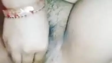 Desi sexy bhabi fing her pussy by begun