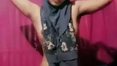 Pakistani MMS porn of a hijab girl showing boobs and pussy