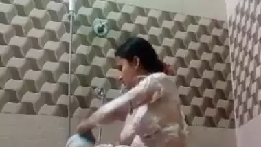 Cute girl recording nude bath viral show