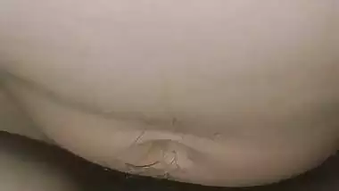 Amateur guy bangs his GF’s tight, hairy pussy and cums