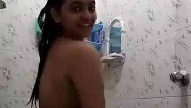 Desi hot girl in bathroom
