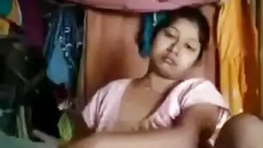 Horny like hell Bangla girl fingers her XXX snatch in Desi video