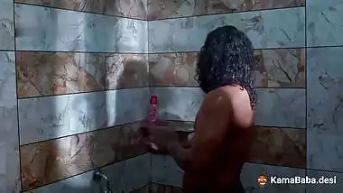 Guy bangs a busty Bhabhi on the terrace in an Indian xxx video