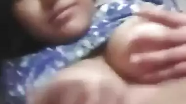 Cute bhabi show her boobs