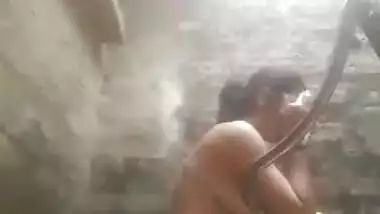 Today Exclusive-desi Bhabhi Showing Bathing To Lover On Video Call
