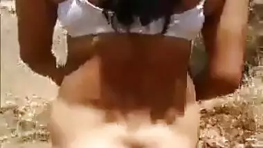 Desi wife show her ass outdoor