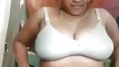 Extremely hot Bengali boudi squeezing boobs & show naked