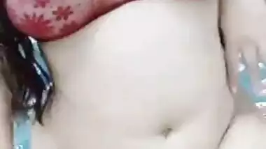 Perverted XXX client likes watching Desi webcam slut's big booty
