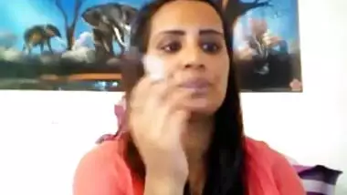 Desi Horny Aunty smoking n showing everythng 