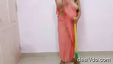 chubby aunty in saree enjoyed by hubby while she sweeps home