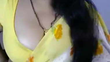 Bhabhi seduces her dewar in yellow attire