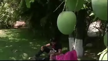 Tamil sex video soft core blue film of Indian aunty shot outdoors