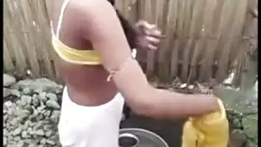 Cutie caught washing body outdoor in Desi mms clip filmed by lover