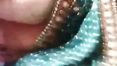 Horny desi bhabhi showing boobs on live in Green saree with Clear audio n moaning