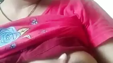 Desi girl pressed her nipple